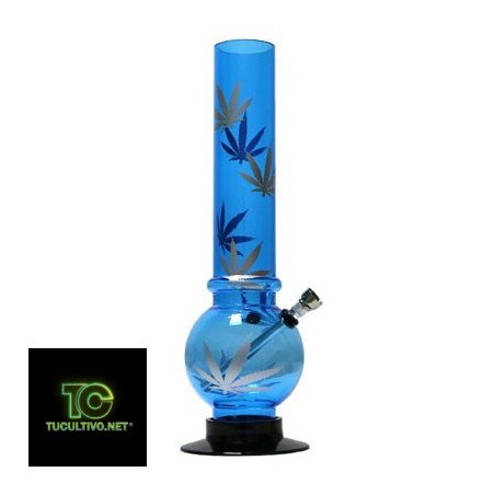 Bong acrylique avec feuilles de marijuana